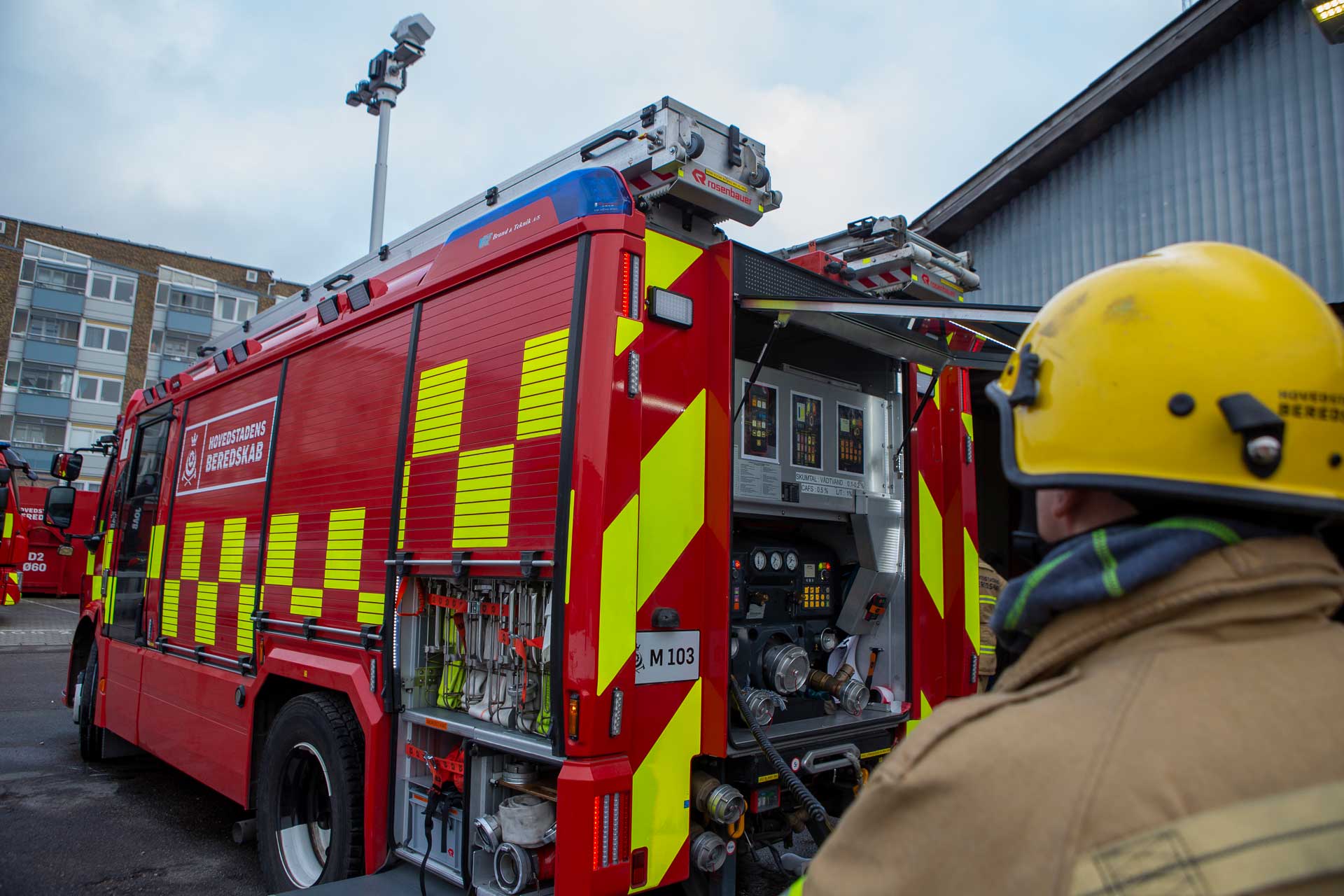 Brandmand der løser en opgave