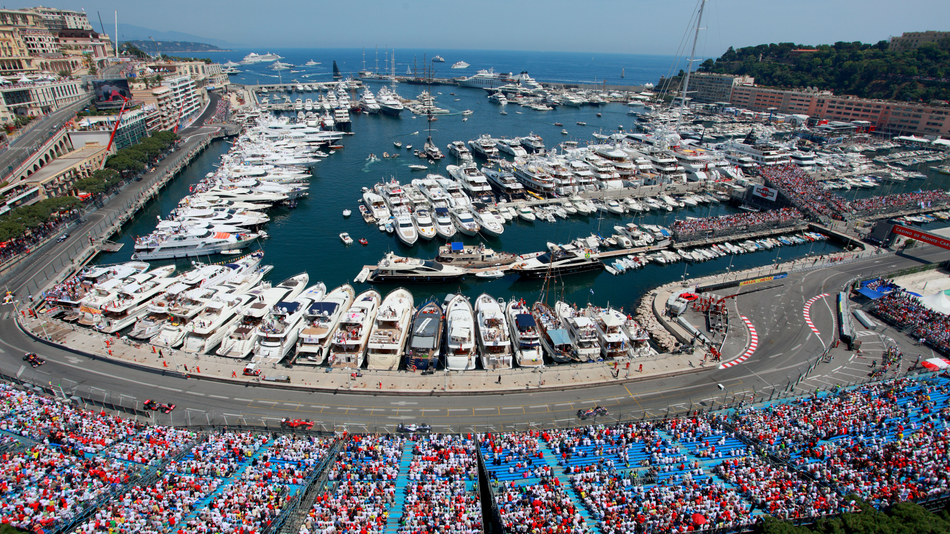 Grand Stand med publikum under Grand Prix'et i Monaco med udsigt over havnen
