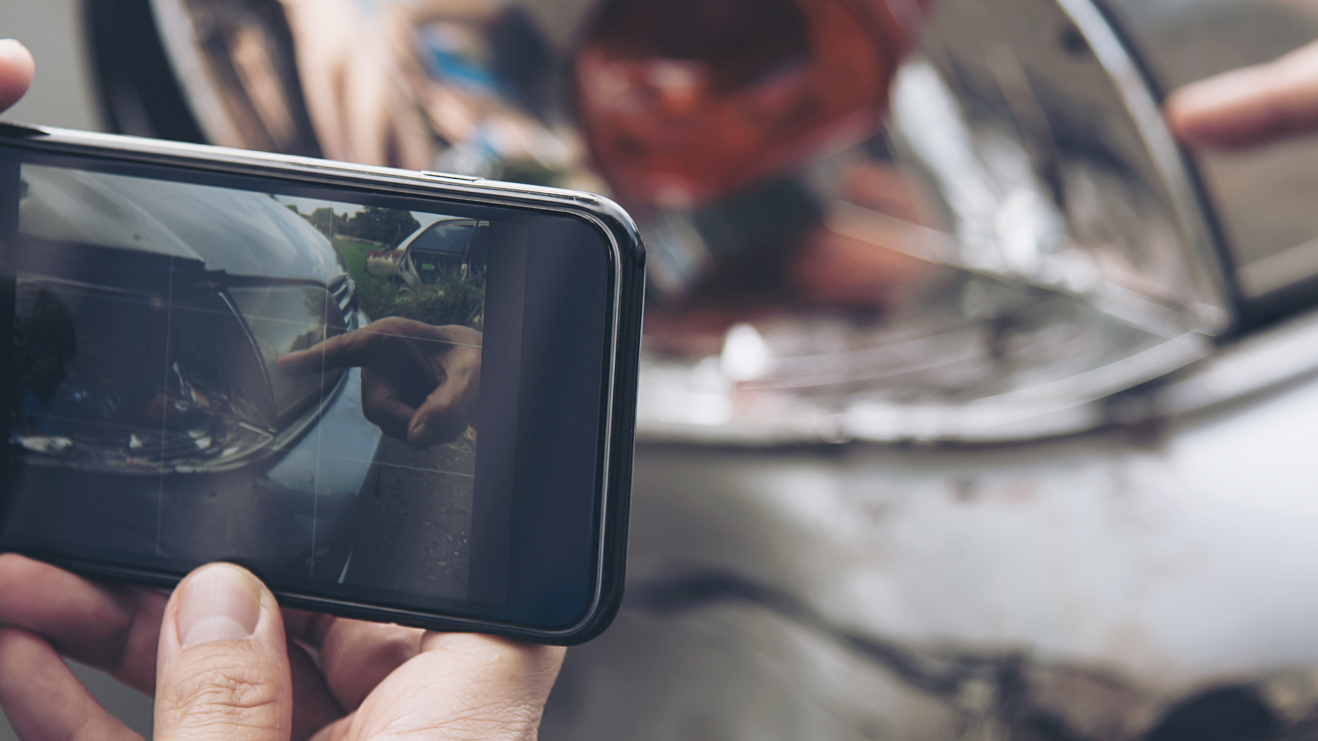 mobiltelefon filmer skade på bil