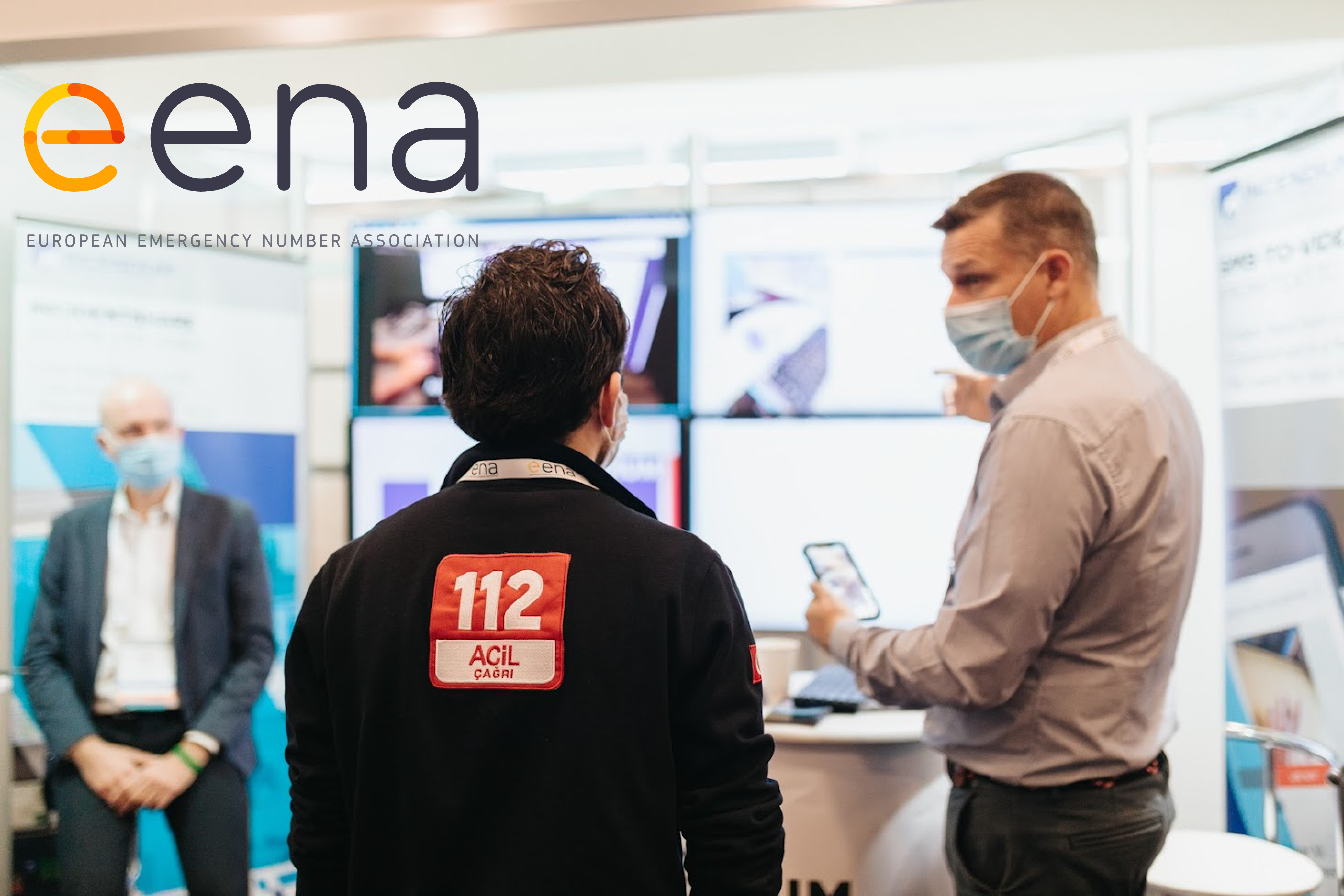 Man demonstrates video solution at EENA conference
